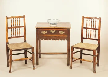 Sivupöytä ja pari selkänojatuolia, Lancashire (tammi)